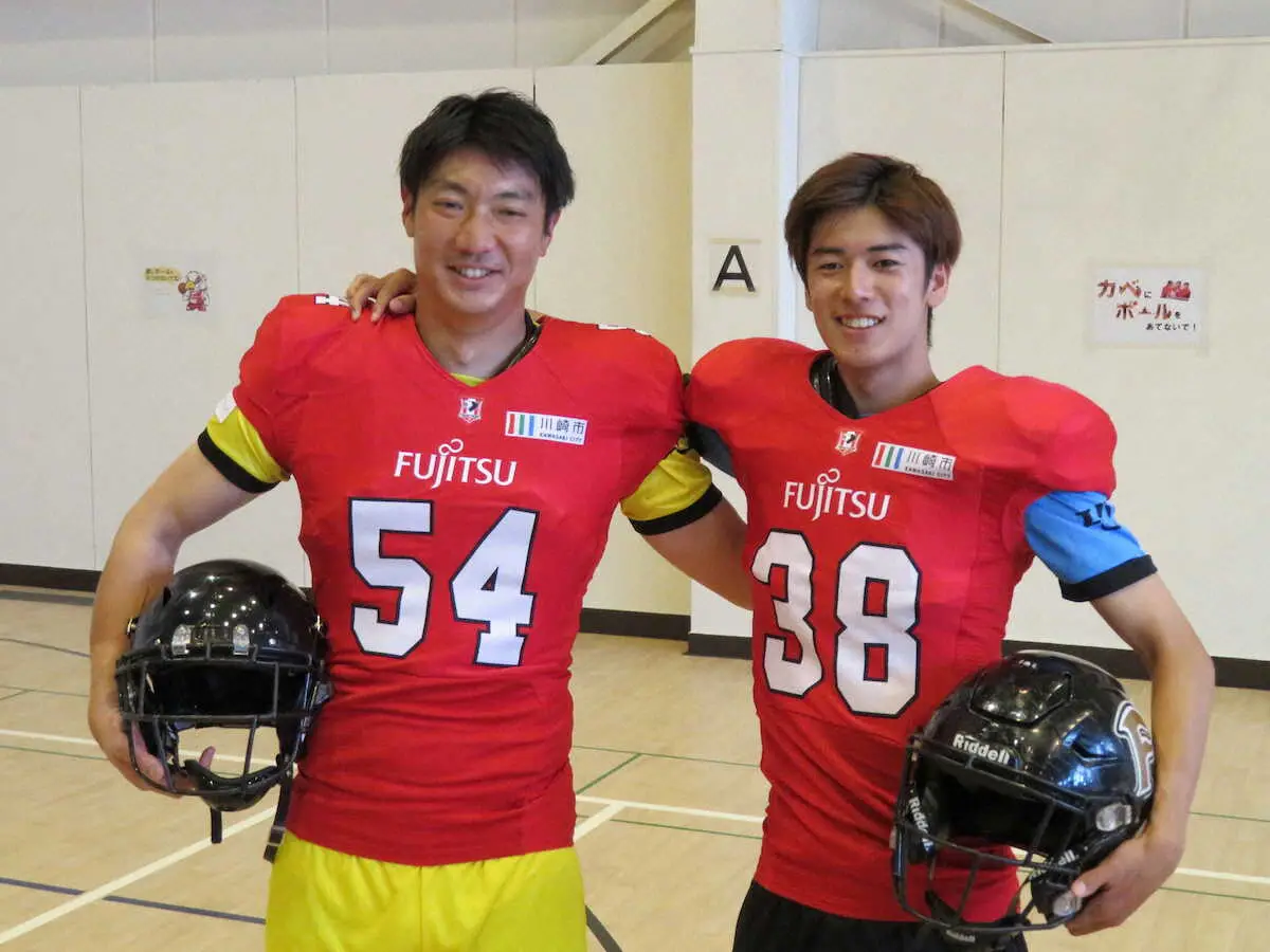 【画像・写真】アメフト体験をした安藤（左）と大関