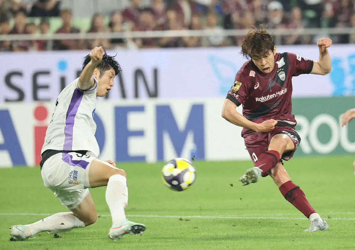 【画像・写真】＜神戸・広島＞前半、左足でシュートを放つ神戸・宮代（右）（撮影・長嶋　久樹）