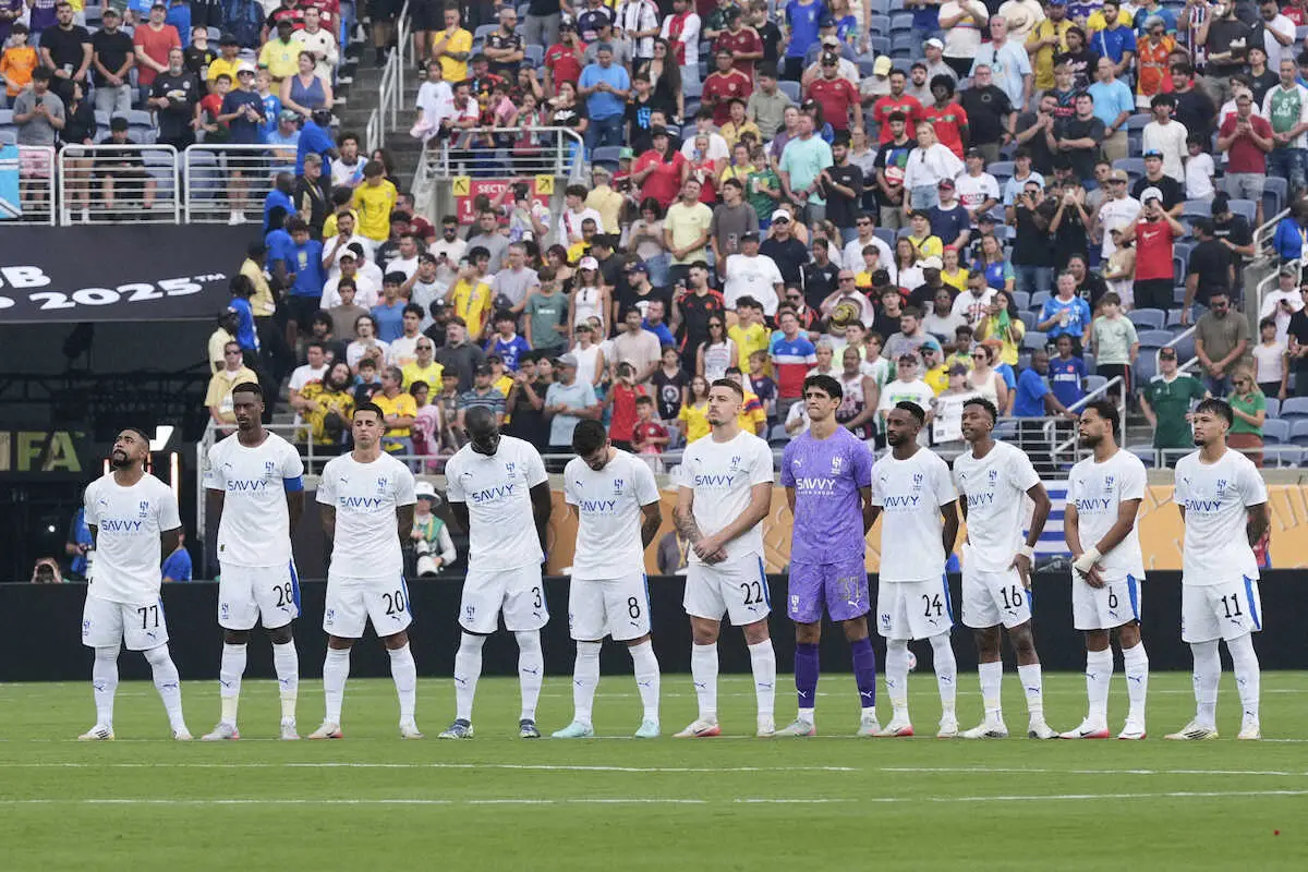 【画像・写真】フルミネンセ戦の試合前に黙とうするDFカンセロ（左から3人目）、DFネベス（左から5人目）らアルヒラルイレブン（AP）