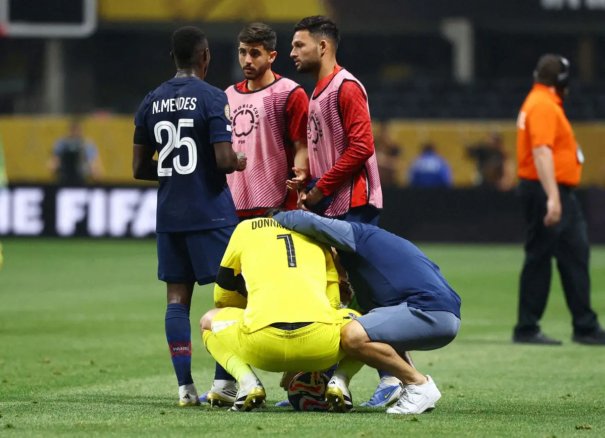 【画像・写真】＜パリSG・Bミュンヘン＞前半、負傷した様子のBミュンヘンMFムシアラを見たパリSGのGKドンナルンマ（1番）はショックを受けピッチに座り込む（ロイター）