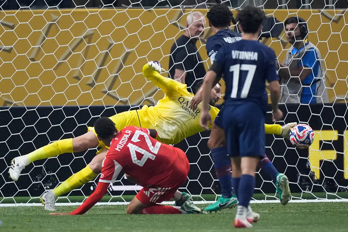 【画像・写真】Bミュンヘン戦の前半、左手一本でファインセーブを見せるパリSGのGKドンナルンマ（奥）（AP）