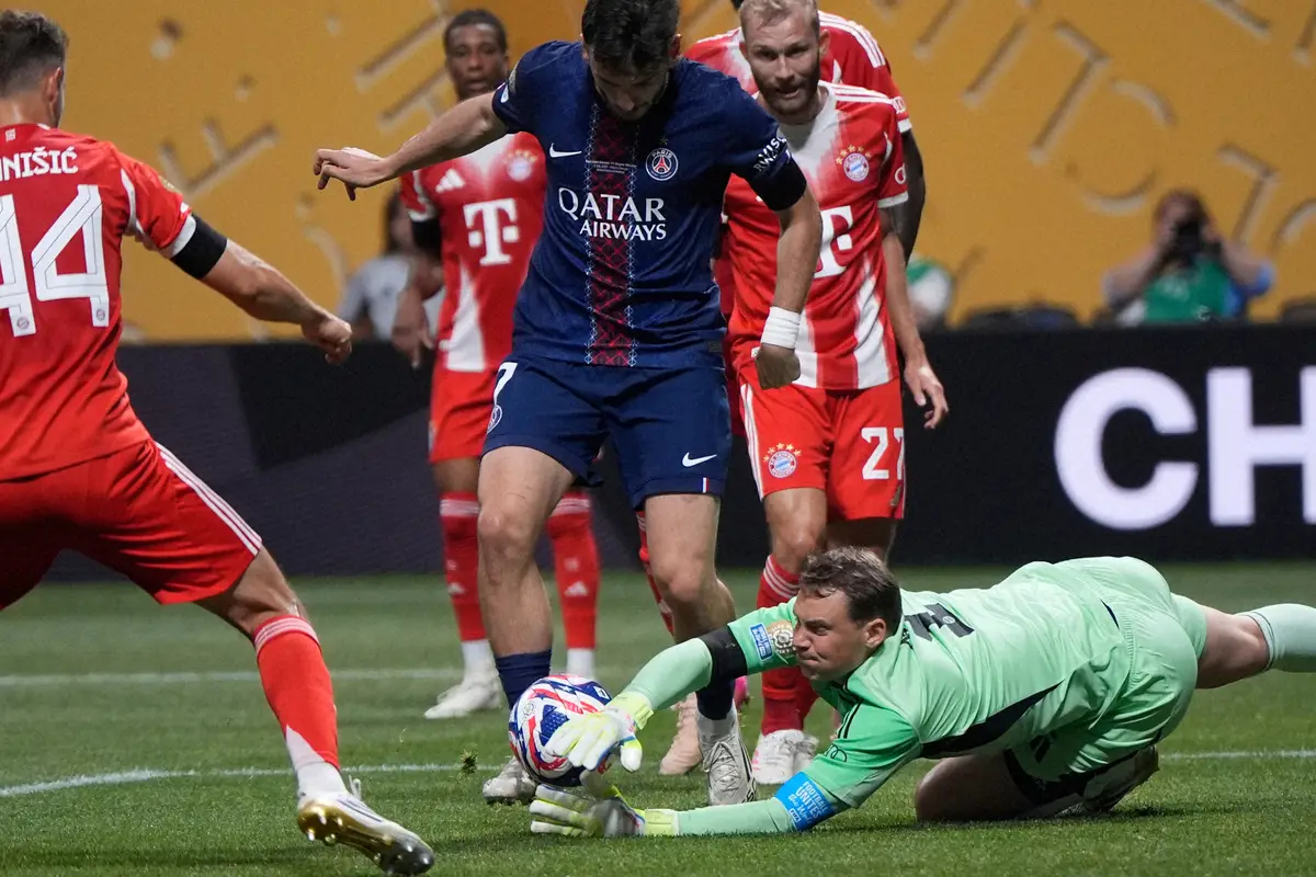 【画像・写真】パリSG戦の前半、ゴールを死守するBミュンヘンのGKノイアー（右手前）（AP）