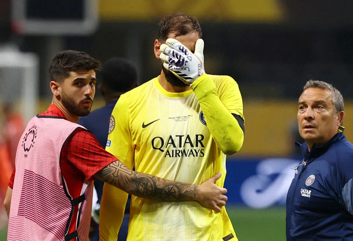 【画像・写真】負傷したBミュンヘンのMFムシアラを見てショックを受けるパリSGのドンナルンマ（中央）（ロイター）