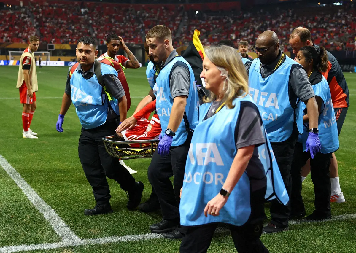 【画像・写真】パリSG戦で担架に運ばれ負傷交代となったBミュンヘンのMFムシアラ（ロイター）