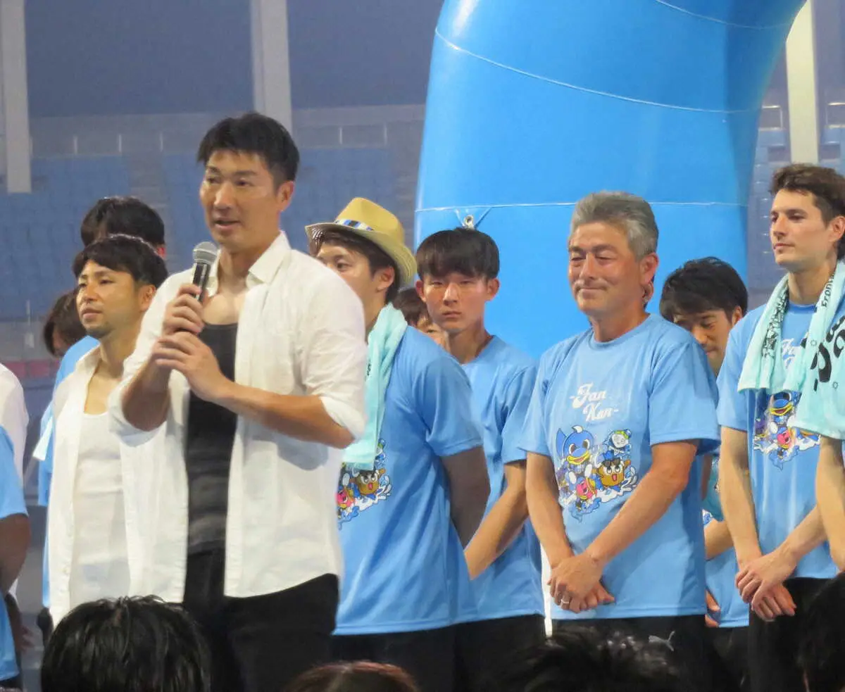 【画像・写真】川崎F恒例のファン感で長谷部監督が前半戦のキーマンに言及　過激なボディースーツで踊った男は…