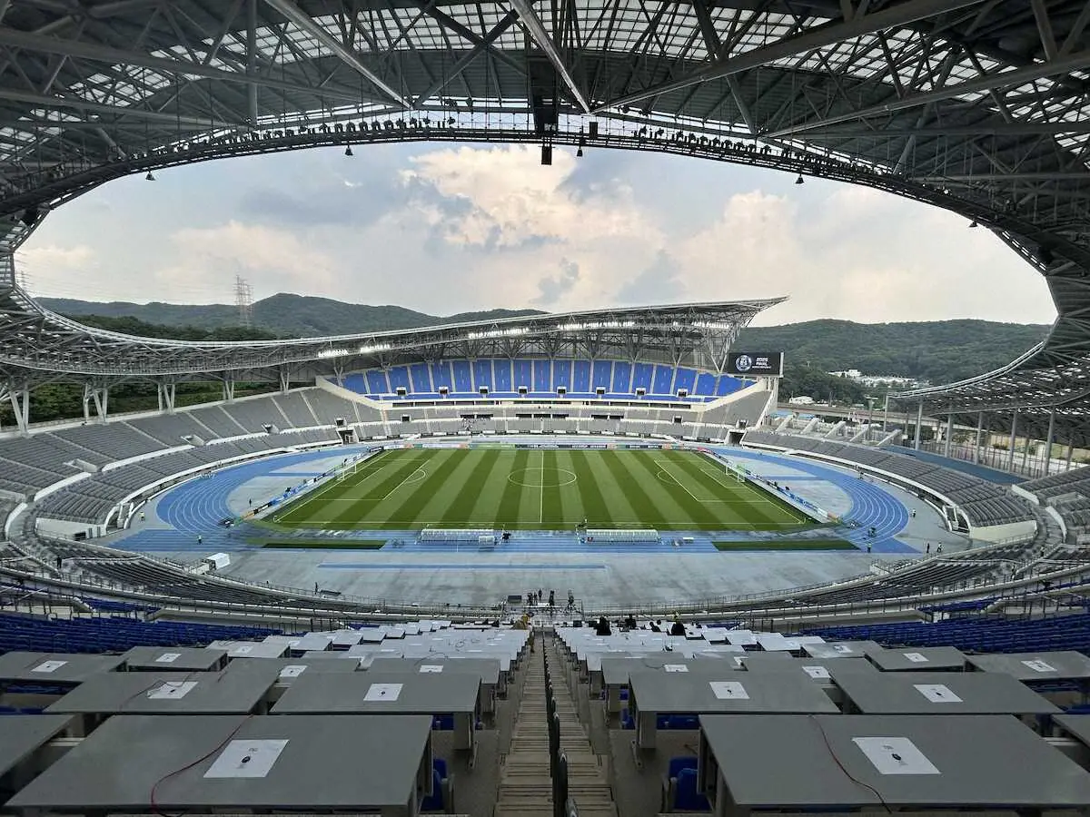 【画像・写真】【E1】「久々に見た」「JFA代表から格上げされてる！」　日本代表初戦中継の特別ゲストにネット仰天！