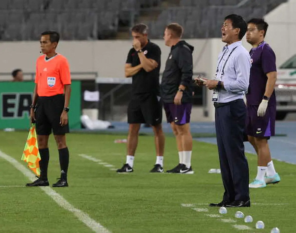 【画像・写真】＜日本・香港＞後半、指示を出す森保監督（撮影・西海健太郎）