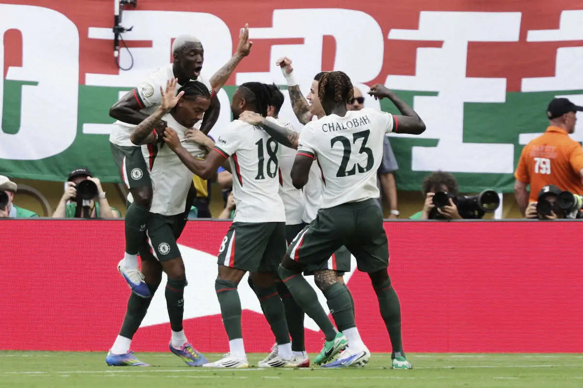 【画像・写真】フルミネンセ戦の前半、ジョアンペドロ（左から2人目）の先制ゴールが決まり喜ぶチェルシーイレブン（AP）