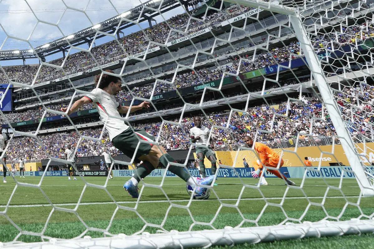 【画像・写真】フルミネンセ戦の前半、ゴールラインギリギリでクリアするチェルシーDFククレジャ（AP）