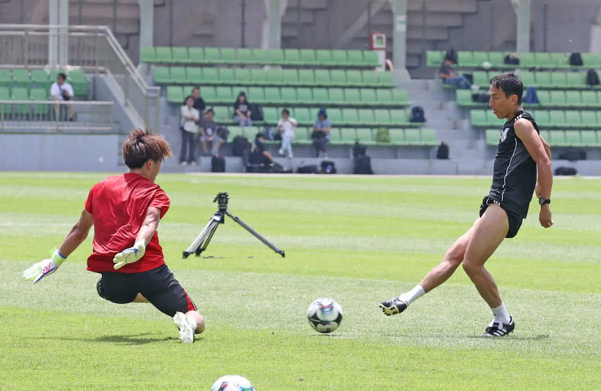 【画像・写真】【E1】日本代表、異例のGK2人だけがピッチで練習　猛暑の中で長谷部コーチのシュート浴び充実の表情