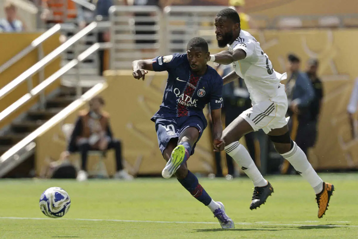 【画像・写真】Rマドリード戦の前半、ゴールを決めたパリSGのFWデンベレ（左）（AP）