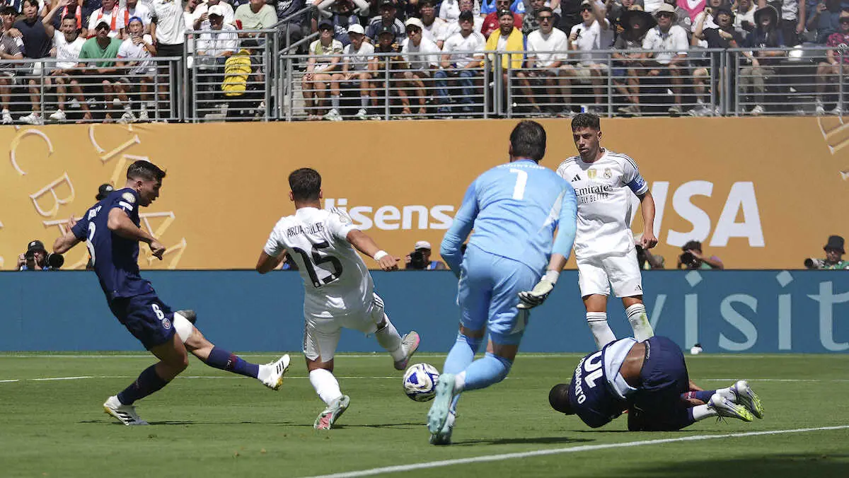 【画像・写真】Rマドリード戦の前半、先制ゴールを決めたパリSGのMFファビアンルイス（左端）（AP）