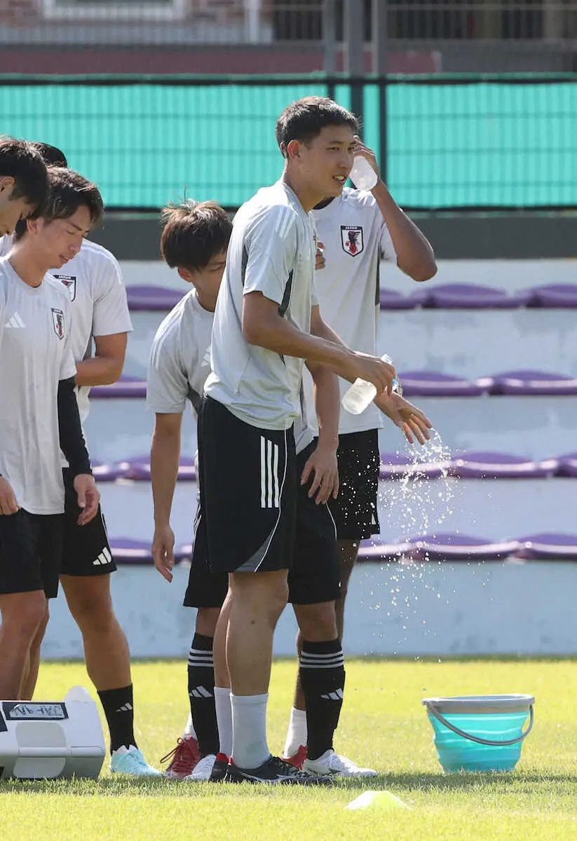 【画像・写真】＜サッカー日本代表練習＞手に水をかける原（撮影・西海健太郎）