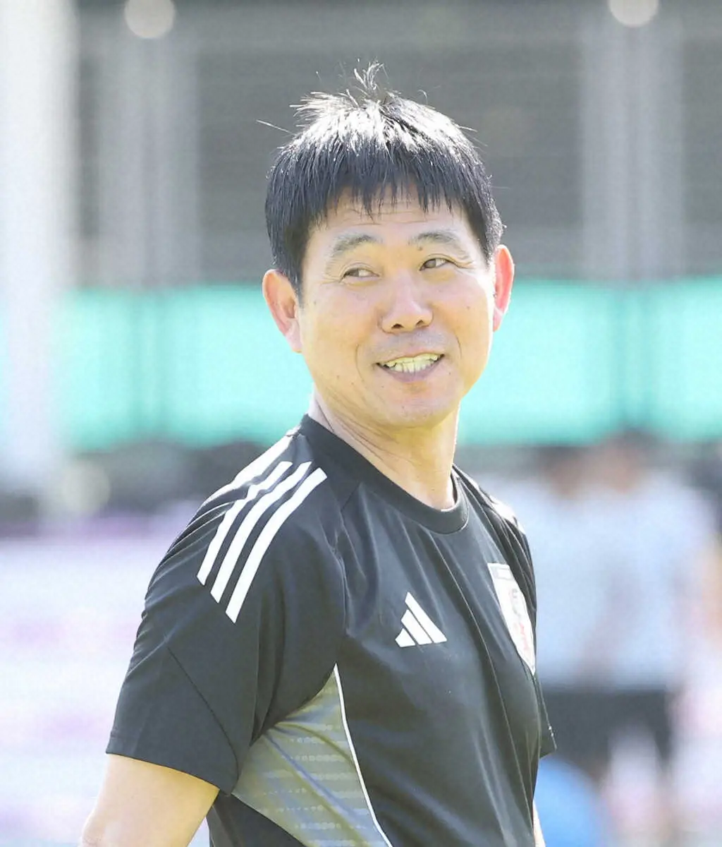 【画像・写真】＜サッカー日本代表　練習＞笑顔の森保監督（撮影・西海健太郎）
