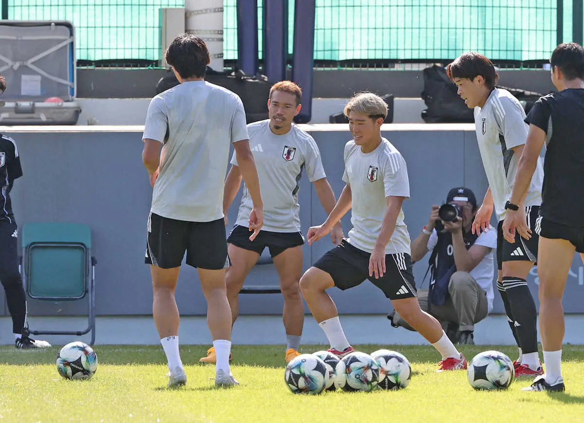 【画像・写真】＜サッカー日本代表＞練習に臨む長友（左から2人目）、宇野（左から3人目）ら（撮影・西海健太郎）　