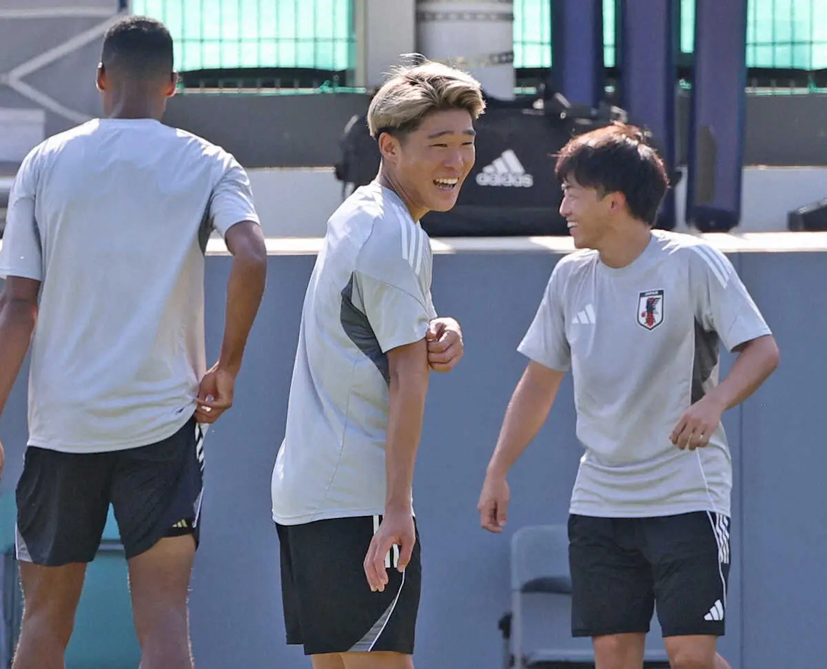 【画像・写真】＜サッカー日本代表　練習＞笑顔の宇野（中）（撮影・西海健太郎）