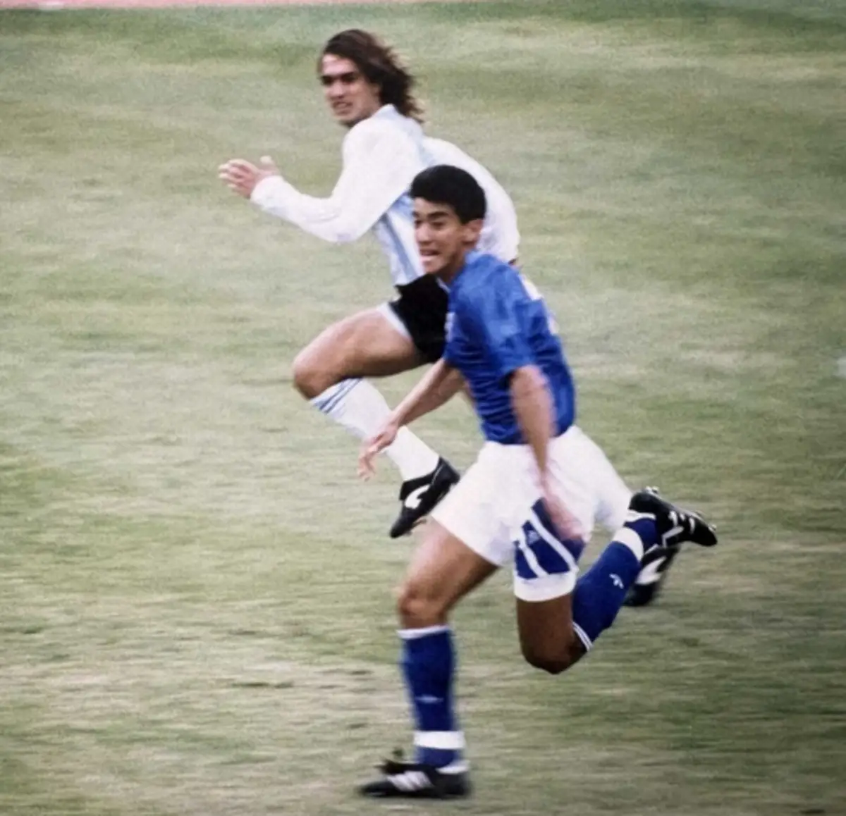 【画像・写真】アルゼンチン戦でバティストゥータと競り合う