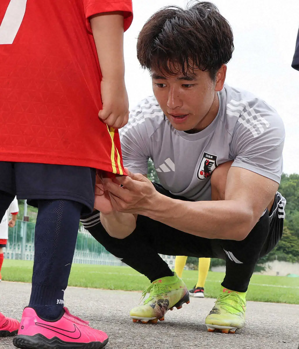 【画像・写真】子供にサインする山田（撮影・西海健太郎）
