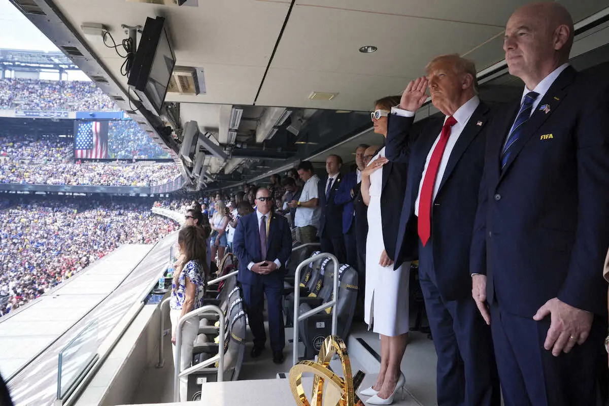 【画像・写真】クラブW杯決勝戦を観戦に訪れたトランプ大統領（右から2人目）。右端はFIFAのインファンティノ会長（AP）