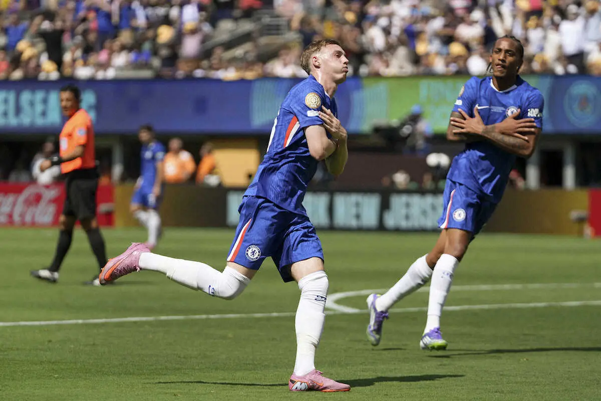 【画像・写真】パリSG戦の前半、先制ゴールを挙げ喜ぶチェルシーMFパーマー（右はジョアンペドロ）（AP）