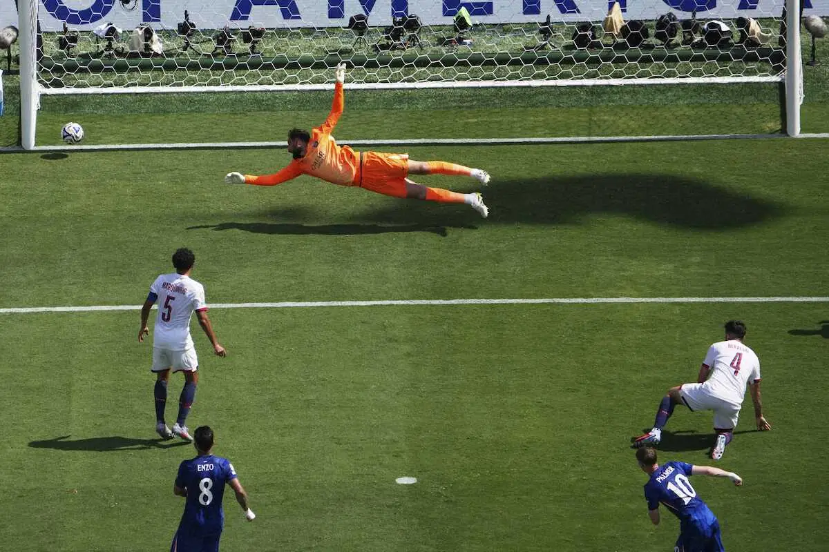 【画像・写真】パリSG戦の前半、チェルシーのMFパーマー（10番）が2点目のゴールを決めた（AP）