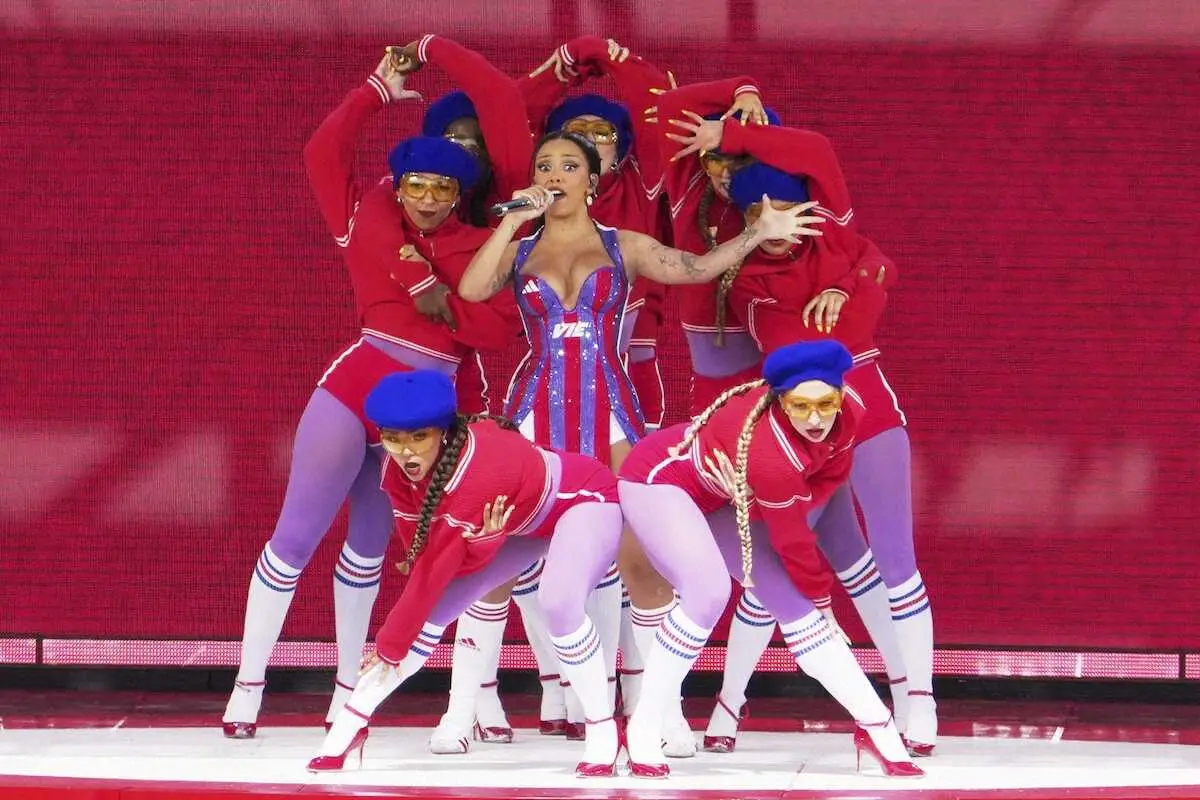 【画像・写真】クラブW杯決勝のハーフタイムショーに登場したドージャ・キャット（中央）（AP）