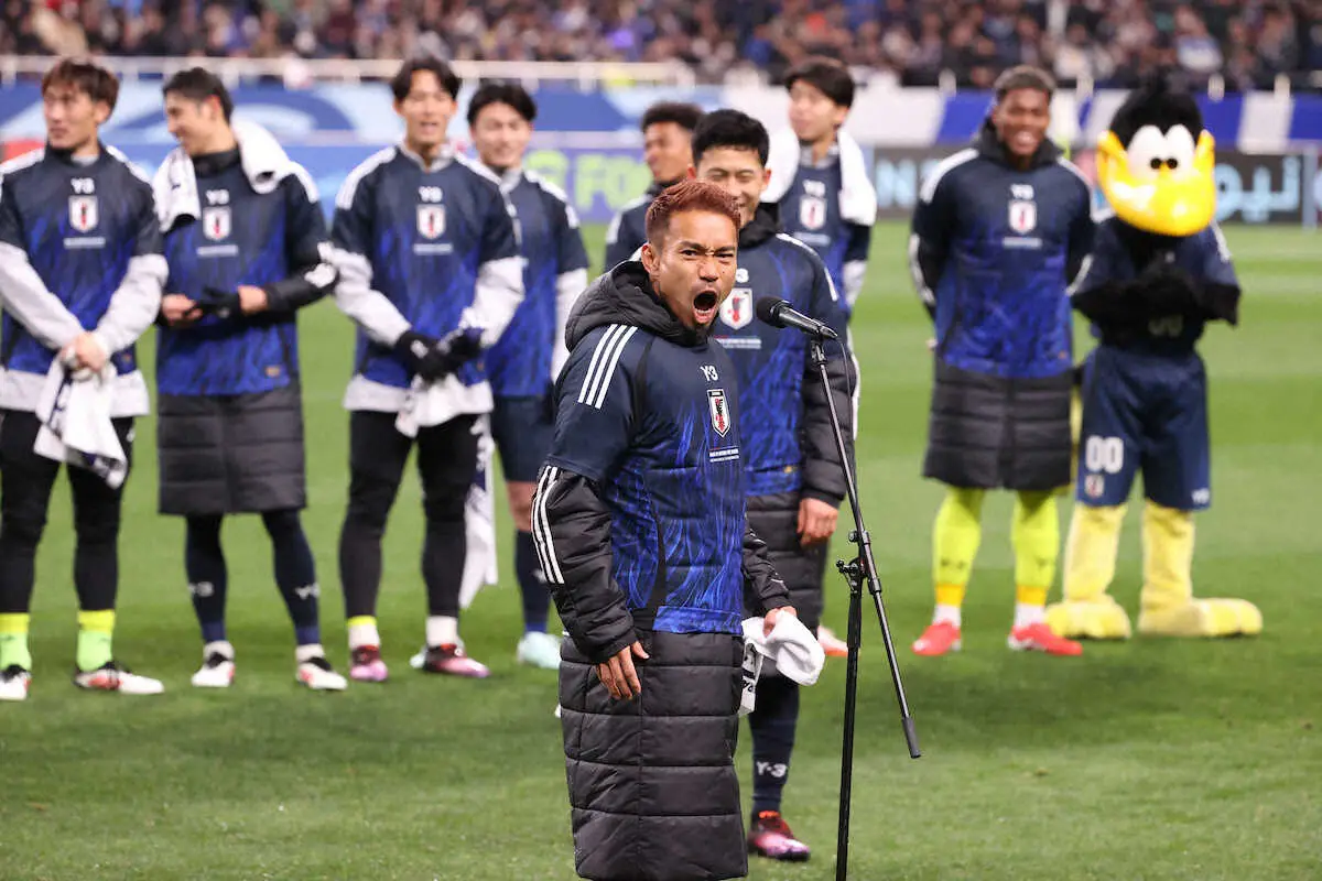 【画像・写真】【E1】長友“ブラボー顔”でトロフィー掲げ歓喜の雄叫び！「幸せ者」日韓戦は出場なしも国内組けん引