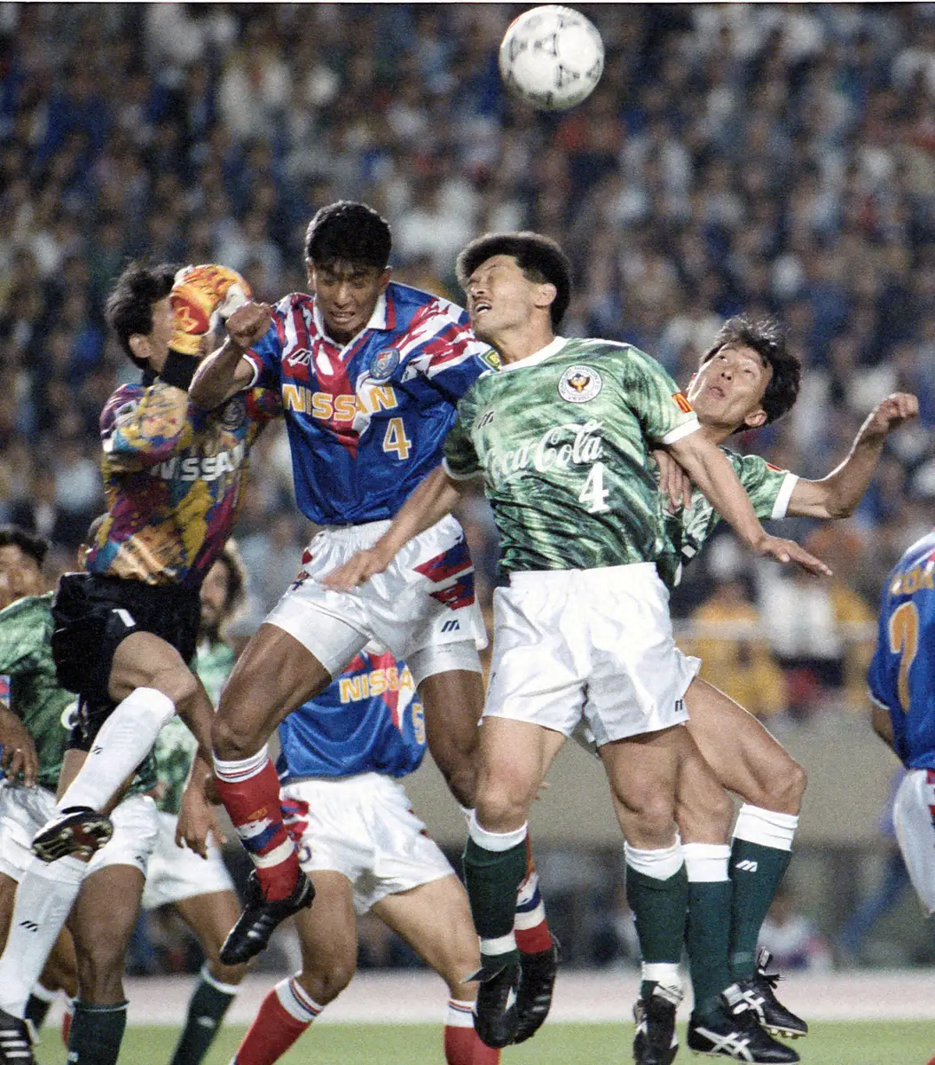 【画像・写真】Jリーグ開幕戦、加藤久さんとヘディングで競り合う