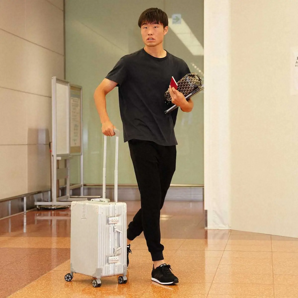 【画像・写真】＜日本代表＞羽田空港に到着した垣田（撮影・西尾　大助）
