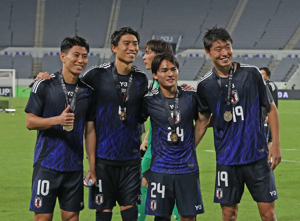 【画像・写真】E－1を連覇し写真に納まる日本代表の（左から）細谷、古賀、久保藤、垣田（撮影・西海健太郎）