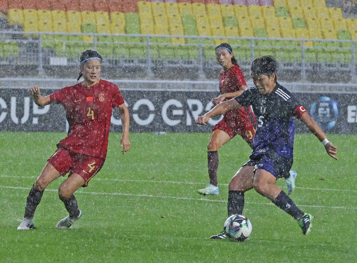 【画像・写真】＜E－1　女子　日本・中国＞後半、雨の中、シュートを放つ高橋（右）（撮影・西海健太郎）