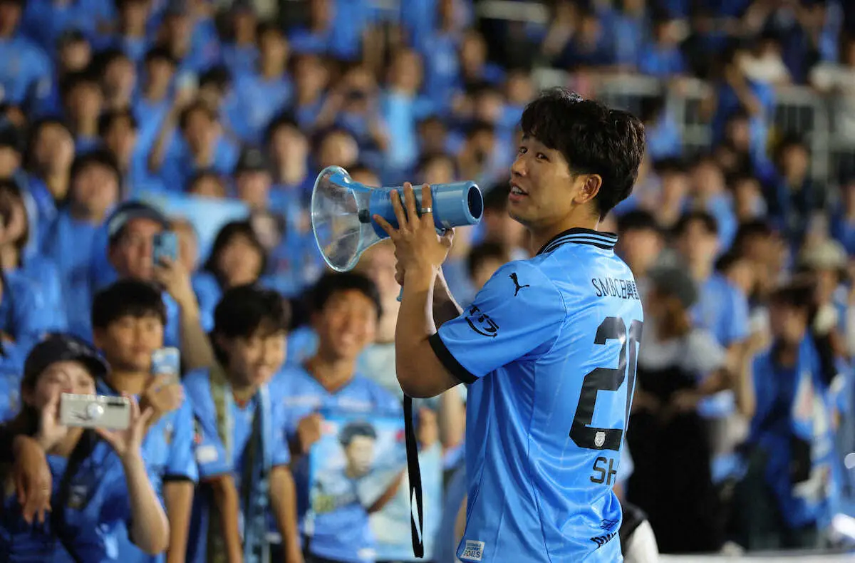 【画像・写真】川崎F・山田新　ホームでファンにあいさつ　セルティック移籍へ「クラブのプライドを持って挑戦したい」