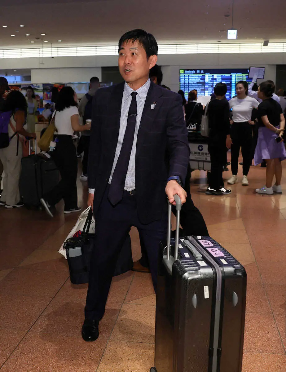 【画像・写真】森保監督が欧州へドタバタ出発　機材トラブル、オーバーブッキングで2度の便変更