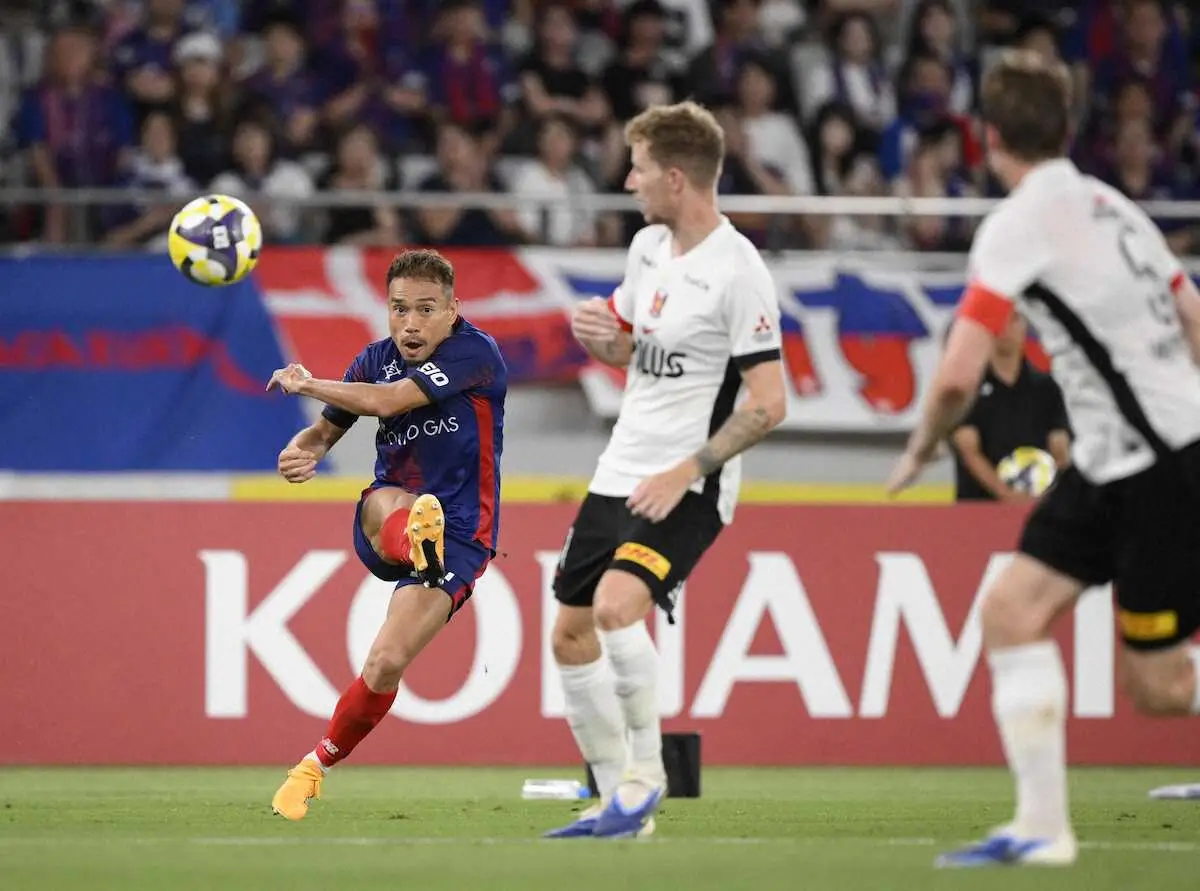 【画像・写真】後半、クロスを上げるFC東京・長友（左）