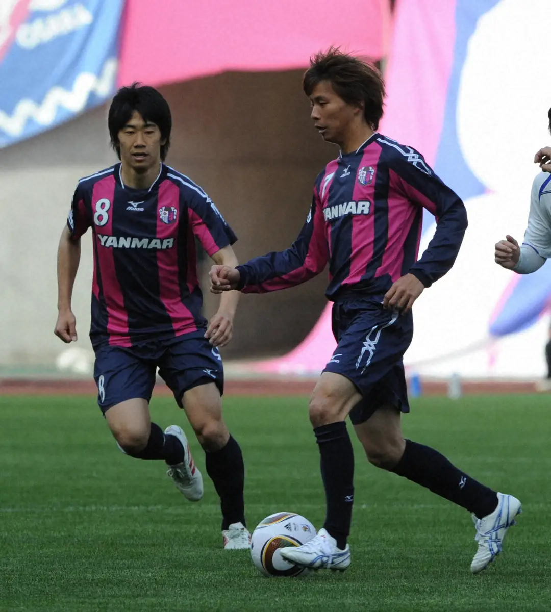 【画像・写真】10年3月、G大阪戦でプレーするC大阪の乾（右）と香川