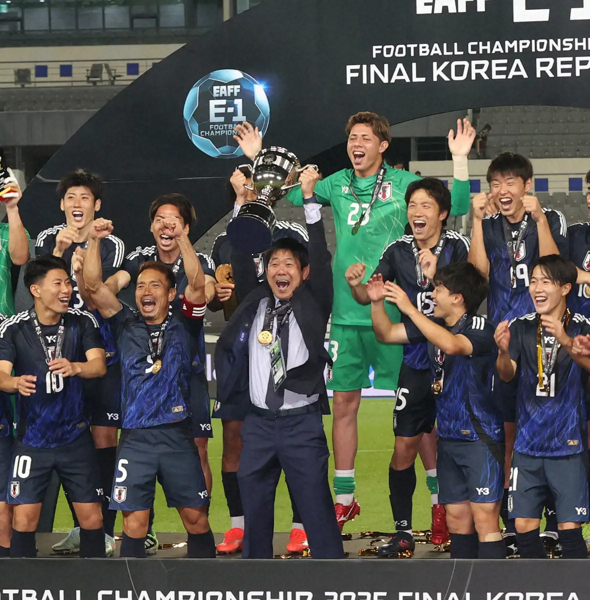 【画像・写真】Eー1連覇を喜ぶ森保監督（中）ら日本代表イレブン