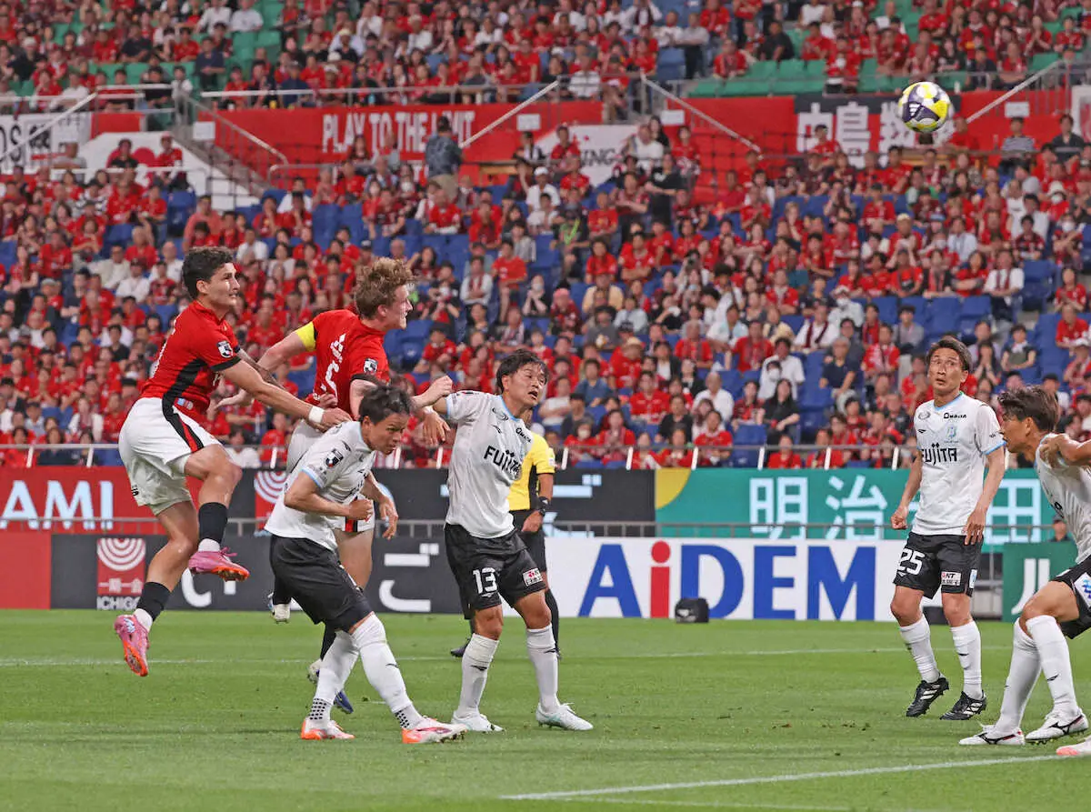 【画像・写真】＜浦和・湘南＞前半、ゴールを決める浦和・ホイブラーテン（左から2人目）（撮影・西海健太郎）