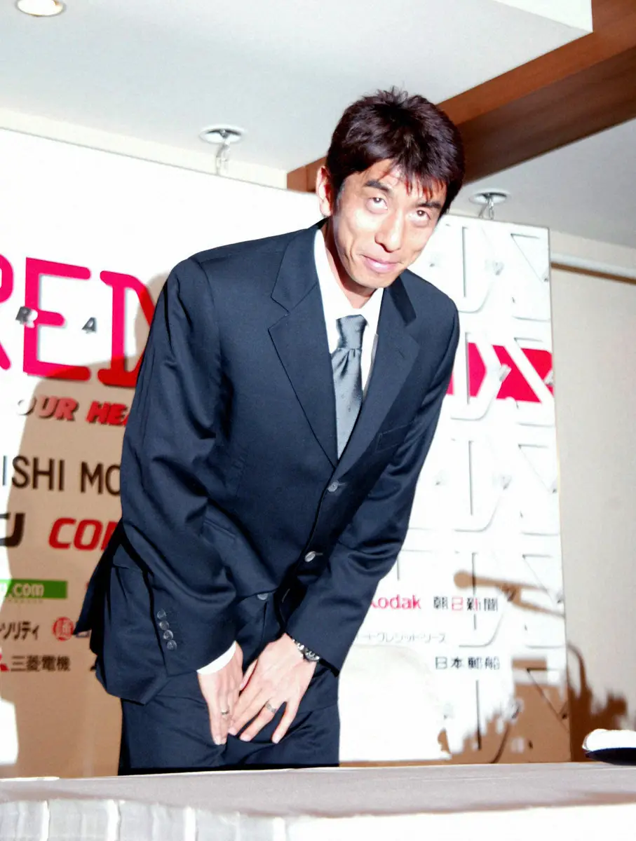 【画像・写真】引退会見で最後に一礼