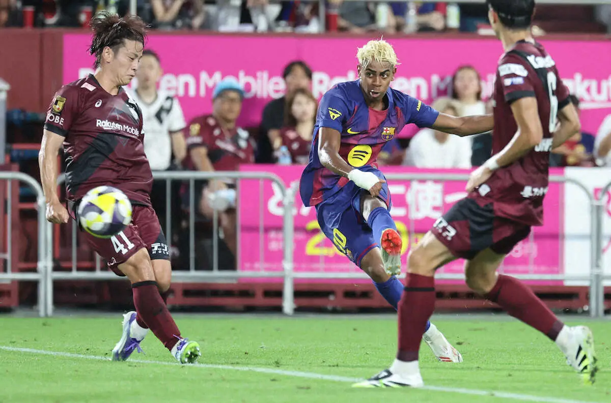 【画像・写真】＜神戸・バルセロナ＞前半、カットインから左足を振るヤマル（中央）（撮影・長嶋　久樹）　