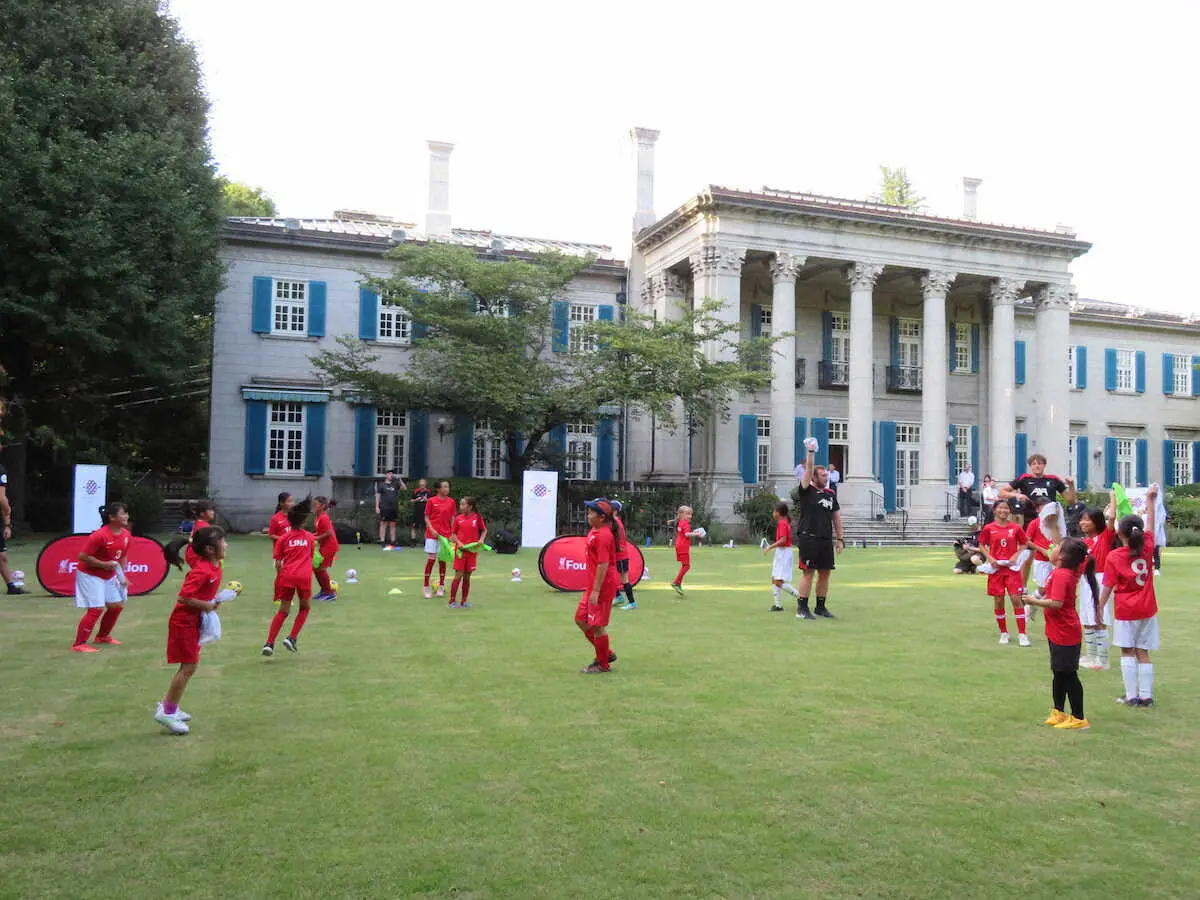 【画像・写真】英大使公邸の庭でサッカー教室を楽しむ参加者