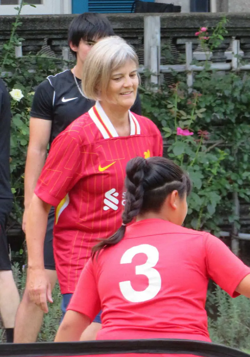 【画像・写真】サッカー教室に参加して児童と交流するロングボトム駐日大使