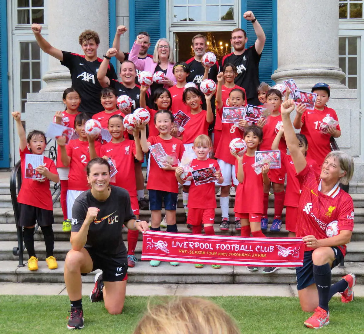 【画像・写真】サッカー教室の参加者と記念撮影するロングボトム駐日大使（前列右）と元リバプール女子MFのファヒーさん（前列左）