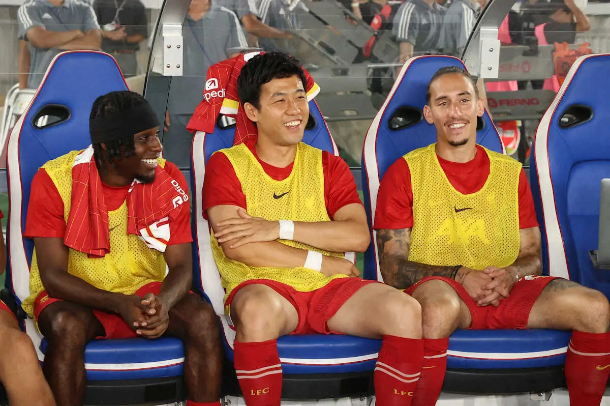 【画像・写真】横浜M―リバプール　前半20分にスタンドで一斉拍手　背番号「20」のジョタさん追悼　横断幕も