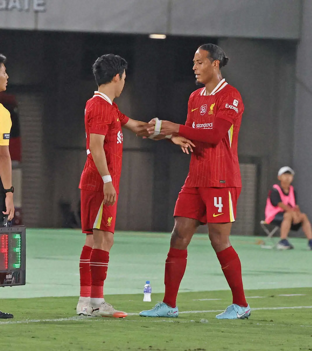 【画像・写真】リバプール・遠藤が後半15分から途中出場！日本代表主将の登場に会場から大歓声！