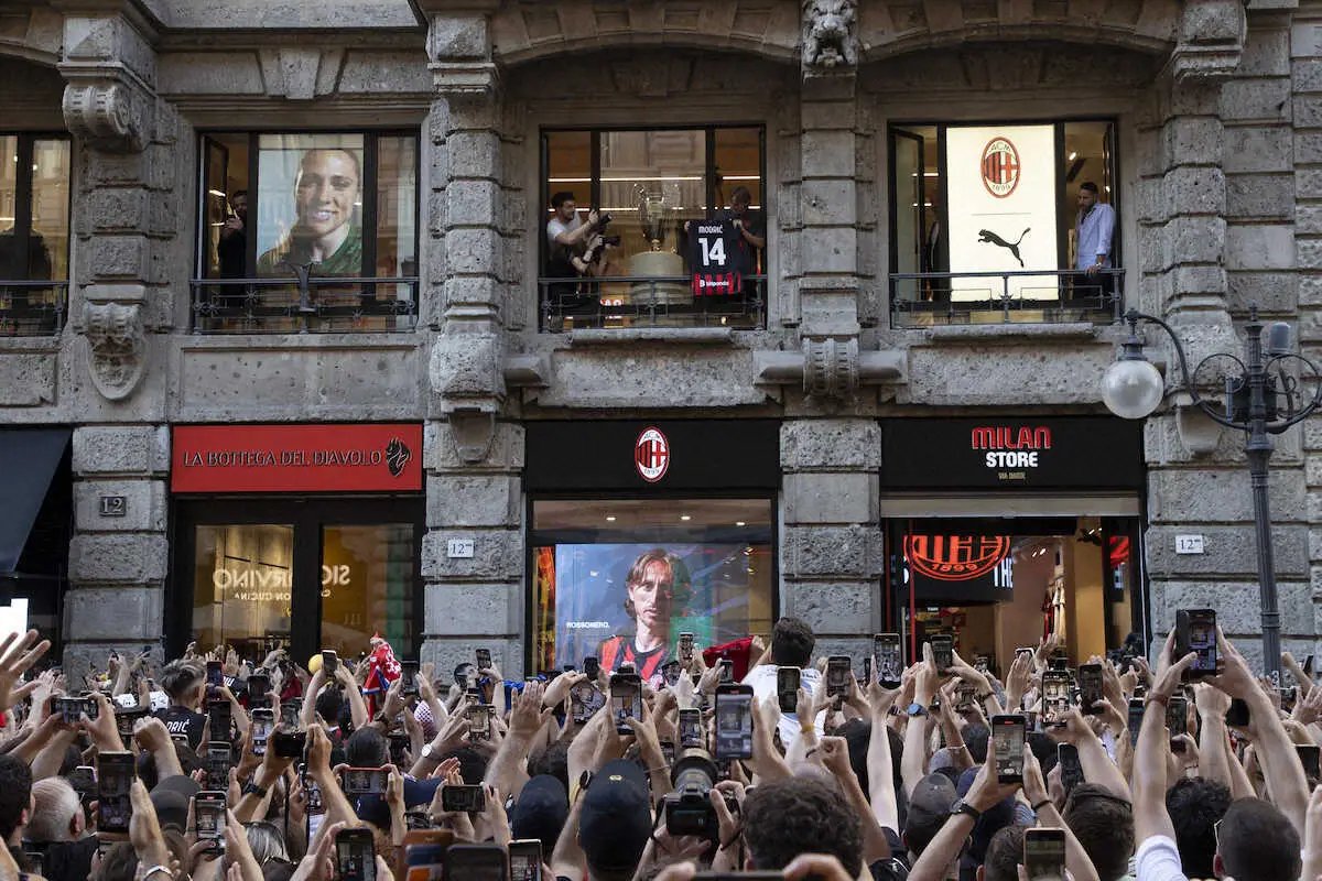 【画像・写真】背番号14のユニホームを手にしたACミラン・モドリッチ（中央上）を撮影しようと多くのファンが駆けつけた（AP）