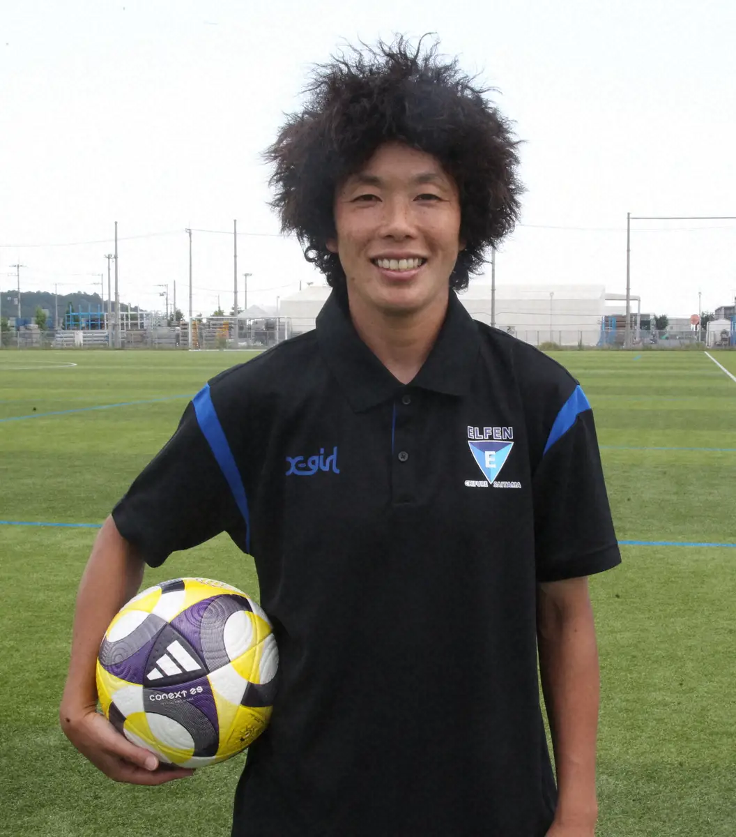 【画像・写真】サッカーボールを手に笑顔の荒川