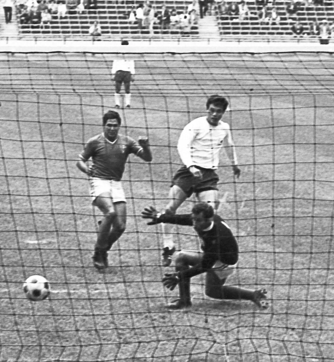 【画像・写真】68年、メキシコ五輪の3位決定戦でゴールを決める釜本さん（右上）