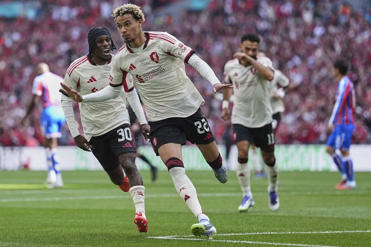 【画像・写真】＜イングランドスーパー杯＞前半、先制ゴールを挙げ喜ぶリバプールFWエキティケ（中央）（AP）