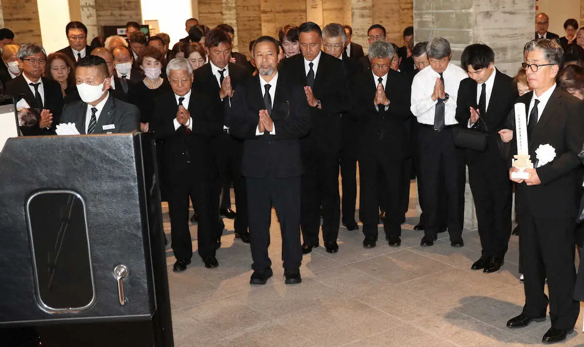 【画像・写真】釜本邦茂さん葬儀　出棺時にはFIFAアンセム　教え子の磯貝洋光さんらが棺を持つ