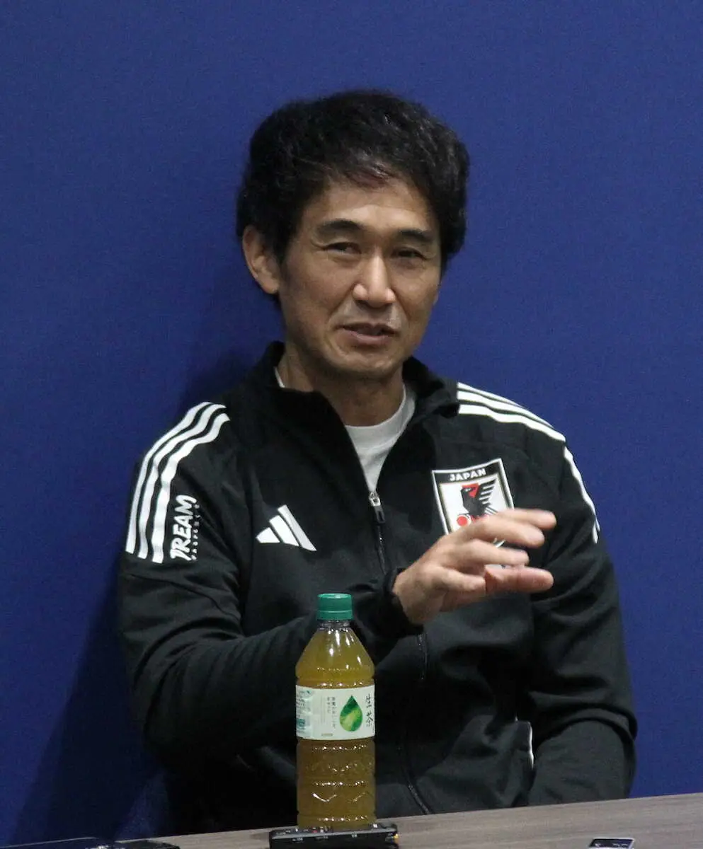 【画像・写真】取材に応じる斉藤コーチ